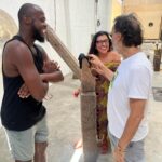 Regina Casé Instagram – Esse é @luizzerbini pai da minha filha @beneditazerbini  e vô do meu neto Brás.
Eu adoro ele não só por isso ou por ser o maior pintor que existe e o que mais me emociona,mas também pq ele tem uma memória incrível (😂piada interna) e como a gente se conhece desde o paleolítico da nossa história,nós lembramos mil coisas o tempo todo e a dá muita risada…
Esse carrossel poderia se chamar: 
“DE FÉRIAS COM O EX !😂

1  nós no mar 
2 Luiz e Benedita na Igreja do Boqueirão 
3 vó Yayá vô Zerbini o q arde cura 
4 no atelier do querido @daniel.jorge_ 
5 na exposição deslumbrante de @walterfirmo
6  Parabéns!  @gilmarilia  MAM Salvador 
7 tomando a fresca no Largo de Santo Antônio com @apitta73 e yoyô @eciavatta 8 2 artistas falando sobre seus trabalhos 
8 tomando a fresca no Largo de Santo Antônio com @apitta73 e yoyô @eciavatta t
9 noite da beleza negra
10 nós no por do sol da baia de todos os santos