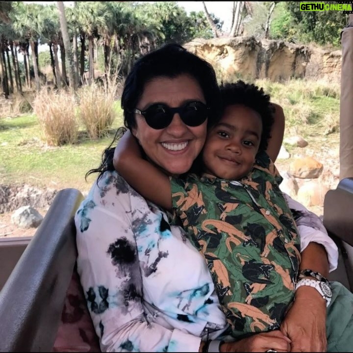 Regina Casé Instagram - E hoje… 11!!!!!! Corre pra ver esse carrossel de amor com uma foto pra cada um desses 11 anos! Onze anos desse que, pra mim, continua um bebezinho que cabe dentro do meu vestido. Que consigo levantar com as pernas. Que carrego na carcunda. Que nado com ele nas costas. Que dorme comigo rente que nem pão quente. Que é o meu carrapatinho. Que não deixa eu beijar muito a barroquinha que ele tem no queixo. Que dança comigo, que dá risada, que faz birra. Que quando eu pergunto quem é o meu amor e, ele tá quase dormindo, responde levantando só um dedinho. Que... mudou a minha vida. Roque, a mamãe te ama muito!❤️ #reginacasé #mãeefilho