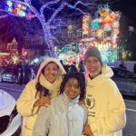 Regina Casé Instagram – All I Want For Christmas é isso aí! 🎅🏻🎄
Meus amores grudadinhos em mim em Nova York! ❤️🗽

#ReginaCase #NewYork #newyorkchristmas