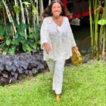 Regina Casé Instagram – Quando a gente vai a um casamento parece que a gente tá casando de novo…
E não são só as memórias mas a atmosfera,aquele amor todo se manifestando… e assim foi na celebração de @joalmeidabraga e @chicoalmendra  nessa tarde cheia de emoção,quando até a chuva parou ,as nuvens se afastaram pra mostrar um céu lindo cheio de cores ali na beirinha do mar. Até a maré foi subindo devagarinho pra não atrapalhar …
Toda felicidade pros noivos queridos,pra nós e pra todos os românticos que como eu choram em casamentos!😍