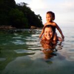 Regina Casé Instagram – E hoje… 11!!!!!! Corre pra ver esse carrossel de amor com uma foto pra cada um desses 11 anos!
Onze anos desse que, pra mim, continua um bebezinho que cabe dentro do meu vestido. 
Que consigo levantar com as pernas. 
Que carrego na carcunda. 
Que nado com ele nas costas. 
Que dorme comigo rente que nem pão quente. 
Que é o meu carrapatinho. 
Que não deixa eu beijar muito a barroquinha que ele tem no queixo. 
Que dança comigo, que dá risada, que faz birra.
Que quando eu pergunto quem é o meu amor e, ele tá quase dormindo, responde levantando só um dedinho. 
Que… mudou a minha vida. 
Roque, a mamãe te ama muito!❤️
#reginacasé  #mãeefilho