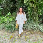 Regina Casé Instagram – Quando a gente vai a um casamento parece que a gente tá casando de novo…
E não são só as memórias mas a atmosfera,aquele amor todo se manifestando… e assim foi na celebração de @joalmeidabraga e @chicoalmendra  nessa tarde cheia de emoção,quando até a chuva parou ,as nuvens se afastaram pra mostrar um céu lindo cheio de cores ali na beirinha do mar. Até a maré foi subindo devagarinho pra não atrapalhar …
Toda felicidade pros noivos queridos,pra nós e pra todos os românticos que como eu choram em casamentos!😍