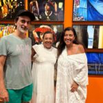 Regina Casé Instagram - Esse é @luizzerbini pai da minha filha @beneditazerbini e vô do meu neto Brás. Eu adoro ele não só por isso ou por ser o maior pintor que existe e o que mais me emociona,mas também pq ele tem uma memória incrível (😂piada interna) e como a gente se conhece desde o paleolítico da nossa história,nós lembramos mil coisas o tempo todo e a dá muita risada… Esse carrossel poderia se chamar: “DE FÉRIAS COM O EX !😂 1 nós no mar 2 Luiz e Benedita na Igreja do Boqueirão 3 vó Yayá vô Zerbini o q arde cura 4 no atelier do querido @daniel.jorge_ 5 na exposição deslumbrante de @walterfirmo 6 Parabéns! @gilmarilia MAM Salvador 7 tomando a fresca no Largo de Santo Antônio com @apitta73 e yoyô @eciavatta 8 2 artistas falando sobre seus trabalhos 8 tomando a fresca no Largo de Santo Antônio com @apitta73 e yoyô @eciavatta t 9 noite da beleza negra 10 nós no por do sol da baia de todos os santos
