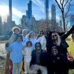 Regina Casé Instagram – Já estamos no ritmo do Natal por aqui. Seja no Brasil ou em New York, quando estamos juntos a diversão é garantida 🖤😂🎄