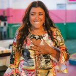 Regina Casé Instagram – Nesta hora eu chorei mesmo! 
Sempre sonhei juntar meus amigos da Bahia com os do Rio!
Todos disseram que não dava pra vir e eu morri de pena… 
De repente ouço a voz de @aloisiomenezesoficial , @portella.acucar e @vekoaraujo com aquele sombreiro lindo do @cortejoafro ! 
Que felicidade poder apresentar essa gente que eu amo tanto de lá pra todos que amo tanto daqui, como esses daí… juntar @donadamangueira , @ivanirdossantos.rio , @vovodoile_oficial e muito mais! 
Obrigada, Yoyô! Por ter me dado mais esse presente! 
Foi lindo demais esse encontro!
E justamente LÁ… Na @mangueira_oficial ! Onde o Rio é mais baiano! 🩷💚

📸: @leandrojorasfoto 

#Case70 #ReginaCase