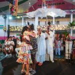 Regina Casé Instagram – Nesta hora eu chorei mesmo! 
Sempre sonhei juntar meus amigos da Bahia com os do Rio!
Todos disseram que não dava pra vir e eu morri de pena… 
De repente ouço a voz de @aloisiomenezesoficial , @portella.acucar e @vekoaraujo com aquele sombreiro lindo do @cortejoafro ! 
Que felicidade poder apresentar essa gente que eu amo tanto de lá pra todos que amo tanto daqui, como esses daí… juntar @donadamangueira , @ivanirdossantos.rio , @vovodoile_oficial e muito mais! 
Obrigada, Yoyô! Por ter me dado mais esse presente! 
Foi lindo demais esse encontro!
E justamente LÁ… Na @mangueira_oficial ! Onde o Rio é mais baiano! 🩷💚

📸: @leandrojorasfoto 

#Case70 #ReginaCase