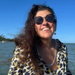 Regina Casé Instagram - Gente ,quero fazer uma pergunta pra vocês… Essa foto é sem filtro,sem retoque,só mesmo o ventinho bom da Bahia que senti no rosto,semana passada navegando num barquinho em Moreré… Neste momento me dei conta que falta um mês certinho pro meu aniversário! E fiquei pensando como eu me surpreendo todo dia com a minha idade! Fiquei ali feliz,balançando nas ondas ,viajando em como tudo é diferente do que eu imaginava que eu seria nesta idade,quando eu era menina… OLHA PRA MIM,PRA MINHA VIDA…QUANTOS ANOS EU PAREÇO TER??? QUANTOS ANOS VOCÊ ME DÁ? QUANTOS ANOS VOCÊ ACHA QUE EU VOU FAZER ??? *não vale pesquisar!!! Pode falar a verdade! Não vou ficar brava nem com quem achar que vou completar 100anos! Juro!! Tenho muito orgulho da minha idade! Pode falar QUANTOS ANOS ???