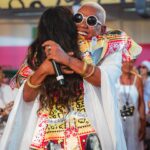 Regina Casé Instagram – Nesta hora eu chorei mesmo! 
Sempre sonhei juntar meus amigos da Bahia com os do Rio!
Todos disseram que não dava pra vir e eu morri de pena… 
De repente ouço a voz de @aloisiomenezesoficial , @portella.acucar e @vekoaraujo com aquele sombreiro lindo do @cortejoafro ! 
Que felicidade poder apresentar essa gente que eu amo tanto de lá pra todos que amo tanto daqui, como esses daí… juntar @donadamangueira , @ivanirdossantos.rio , @vovodoile_oficial e muito mais! 
Obrigada, Yoyô! Por ter me dado mais esse presente! 
Foi lindo demais esse encontro!
E justamente LÁ… Na @mangueira_oficial ! Onde o Rio é mais baiano! 🩷💚

📸: @leandrojorasfoto 

#Case70 #ReginaCase