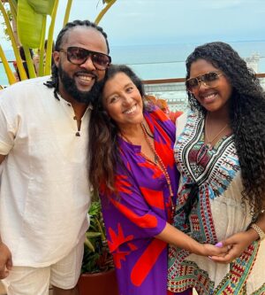 Regina Casé Instagram - Papai @xandedepilares
 mamãe @mikimbeth  e a dinda aqui vão mostrar pra Estrela quando ela nascer,como foi linda essa primeira viagem dela pra Bahia ,ainda na barriga!!!❤️❤️❤️acham que ela tá curtindo Salvador?😅😍