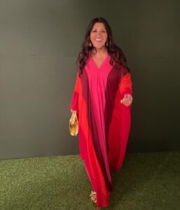 Regina Casé Instagram - Eu chegando ontem glamurosa na festa de #50anosangélica ! A pergunta é : Tô linda ou tô bonita? Tô Bonita ou tô Linda???? ou maravilhosona????🥰 Tá valendo @mynce_life essa nossa parceria maravilhosa! não é #publi é agradecimento ❣️