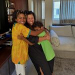 Regina Casé Instagram – Gente, quando eu lembro o que foi a minha chegada no Rio, vinda de Boston e Nova York…
Dois voos, chegada em São Paulo às cinco da manhã, esperar até às nove, aterrissar no Galeão…
Sair correndo para o salão para me recauchutar, unha e cabelo…
A sorte é que eu fiz um pit stop em casa e ganhei o abraço mais gostoso do mundo. 
Depois, subi o Morro do Cantagalo para inaugurar a Biblioteca Regina Casé. Foi uma alegria, mas também gastei muita energia. Recebi muitos beijos, mas também dei um milhão de abraços. 
Na sequência, fui com @beneditazerbini para o lançamento do livro do pai dela, @luizpzerbini , na @carpintaria.rj 
Voltei para casa correndo, cabelo, maquiagem…
Fui para o aniversário de casamento dos queridos amigos @annybmeisler e @RonyMeisler, no Copacabana Palace. 
E ainda dei de cara com o show do meu compadre @xandedepilares lá. 
Já viu, mesmo exausta, sambei para caramba!!
Nem eu acredito que consegui fazer isso tudo.