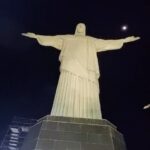 Regina Casé Instagram – Ontem foi dia de agradecer! 🙏🏻
15 anos do acidente do meu Yoyô…
Que deixou ele sem se mexer do pescoço pra baixo…
E o tanto que ele conseguiu recuperar, com a sua determinação, coragem, inteligência, paciência, resiliência e sabedoria tem mesmo que ser celebrado!
Foi muito mais do que emocionante a noite de ontem com aquela lua, no alto do Corcovado, aos pés do Cristo Redentor, cercados de todos os nossos amigos, amores, os médicos, enfermeiros, tanta gente que nos ajudou naquele momento…
Choramos e rimos, lavamos a alma, @eciavatta nosso mestre em mostrar que “sofrimento não atrapalha felicidade”! ❤️

#ReginaCasé #Familia #EstevaoCiavatta