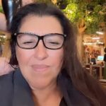 Regina Casé Instagram – Gente, quando eu lembro o que foi a minha chegada no Rio, vinda de Boston e Nova York…
Dois voos, chegada em São Paulo às cinco da manhã, esperar até às nove, aterrissar no Galeão…
Sair correndo para o salão para me recauchutar, unha e cabelo…
A sorte é que eu fiz um pit stop em casa e ganhei o abraço mais gostoso do mundo. 
Depois, subi o Morro do Cantagalo para inaugurar a Biblioteca Regina Casé. Foi uma alegria, mas também gastei muita energia. Recebi muitos beijos, mas também dei um milhão de abraços. 
Na sequência, fui com @beneditazerbini para o lançamento do livro do pai dela, @luizpzerbini , na @carpintaria.rj 
Voltei para casa correndo, cabelo, maquiagem…
Fui para o aniversário de casamento dos queridos amigos @annybmeisler e @RonyMeisler, no Copacabana Palace. 
E ainda dei de cara com o show do meu compadre @xandedepilares lá. 
Já viu, mesmo exausta, sambei para caramba!!
Nem eu acredito que consegui fazer isso tudo.