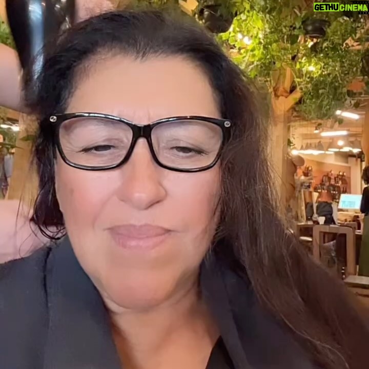 Regina Casé Instagram - Gente, quando eu lembro o que foi a minha chegada no Rio, vinda de Boston e Nova York… Dois voos, chegada em São Paulo às cinco da manhã, esperar até às nove, aterrissar no Galeão… Sair correndo para o salão para me recauchutar, unha e cabelo… A sorte é que eu fiz um pit stop em casa e ganhei o abraço mais gostoso do mundo. Depois, subi o Morro do Cantagalo para inaugurar a Biblioteca Regina Casé. Foi uma alegria, mas também gastei muita energia. Recebi muitos beijos, mas também dei um milhão de abraços. Na sequência, fui com @beneditazerbini para o lançamento do livro do pai dela, @luizpzerbini , na @carpintaria.rj Voltei para casa correndo, cabelo, maquiagem… Fui para o aniversário de casamento dos queridos amigos @annybmeisler e @RonyMeisler, no Copacabana Palace. E ainda dei de cara com o show do meu compadre @xandedepilares lá. Já viu, mesmo exausta, sambei para caramba!! Nem eu acredito que consegui fazer isso tudo.
