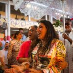 Regina Casé Instagram – Nesta hora eu chorei mesmo! 
Sempre sonhei juntar meus amigos da Bahia com os do Rio!
Todos disseram que não dava pra vir e eu morri de pena… 
De repente ouço a voz de @aloisiomenezesoficial , @portella.acucar e @vekoaraujo com aquele sombreiro lindo do @cortejoafro ! 
Que felicidade poder apresentar essa gente que eu amo tanto de lá pra todos que amo tanto daqui, como esses daí… juntar @donadamangueira , @ivanirdossantos.rio , @vovodoile_oficial e muito mais! 
Obrigada, Yoyô! Por ter me dado mais esse presente! 
Foi lindo demais esse encontro!
E justamente LÁ… Na @mangueira_oficial ! Onde o Rio é mais baiano! 🩷💚

📸: @leandrojorasfoto 

#Case70 #ReginaCase