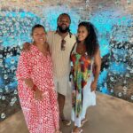 Regina Casé Instagram - Papai @xandedepilares mamãe @mikimbeth e a dinda aqui vão mostrar pra Estrela quando ela nascer,como foi linda essa primeira viagem dela pra Bahia ,ainda na barriga!!!❤️❤️❤️acham que ela tá curtindo Salvador?😅😍