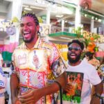 Regina Casé Instagram – Nesta hora eu chorei mesmo! 
Sempre sonhei juntar meus amigos da Bahia com os do Rio!
Todos disseram que não dava pra vir e eu morri de pena… 
De repente ouço a voz de @aloisiomenezesoficial , @portella.acucar e @vekoaraujo com aquele sombreiro lindo do @cortejoafro ! 
Que felicidade poder apresentar essa gente que eu amo tanto de lá pra todos que amo tanto daqui, como esses daí… juntar @donadamangueira , @ivanirdossantos.rio , @vovodoile_oficial e muito mais! 
Obrigada, Yoyô! Por ter me dado mais esse presente! 
Foi lindo demais esse encontro!
E justamente LÁ… Na @mangueira_oficial ! Onde o Rio é mais baiano! 🩷💚

📸: @leandrojorasfoto 

#Case70 #ReginaCase