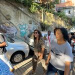 Regina Casé Instagram – Gente, quando eu lembro o que foi a minha chegada no Rio, vinda de Boston e Nova York…
Dois voos, chegada em São Paulo às cinco da manhã, esperar até às nove, aterrissar no Galeão…
Sair correndo para o salão para me recauchutar, unha e cabelo…
A sorte é que eu fiz um pit stop em casa e ganhei o abraço mais gostoso do mundo. 
Depois, subi o Morro do Cantagalo para inaugurar a Biblioteca Regina Casé. Foi uma alegria, mas também gastei muita energia. Recebi muitos beijos, mas também dei um milhão de abraços. 
Na sequência, fui com @beneditazerbini para o lançamento do livro do pai dela, @luizpzerbini , na @carpintaria.rj 
Voltei para casa correndo, cabelo, maquiagem…
Fui para o aniversário de casamento dos queridos amigos @annybmeisler e @RonyMeisler, no Copacabana Palace. 
E ainda dei de cara com o show do meu compadre @xandedepilares lá. 
Já viu, mesmo exausta, sambei para caramba!!
Nem eu acredito que consegui fazer isso tudo.