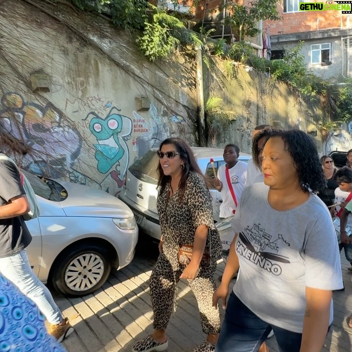 Regina Casé Instagram - Gente, quando eu lembro o que foi a minha chegada no Rio, vinda de Boston e Nova York… Dois voos, chegada em São Paulo às cinco da manhã, esperar até às nove, aterrissar no Galeão… Sair correndo para o salão para me recauchutar, unha e cabelo… A sorte é que eu fiz um pit stop em casa e ganhei o abraço mais gostoso do mundo. Depois, subi o Morro do Cantagalo para inaugurar a Biblioteca Regina Casé. Foi uma alegria, mas também gastei muita energia. Recebi muitos beijos, mas também dei um milhão de abraços. Na sequência, fui com @beneditazerbini para o lançamento do livro do pai dela, @luizpzerbini , na @carpintaria.rj Voltei para casa correndo, cabelo, maquiagem… Fui para o aniversário de casamento dos queridos amigos @annybmeisler e @RonyMeisler, no Copacabana Palace. E ainda dei de cara com o show do meu compadre @xandedepilares lá. Já viu, mesmo exausta, sambei para caramba!! Nem eu acredito que consegui fazer isso tudo.