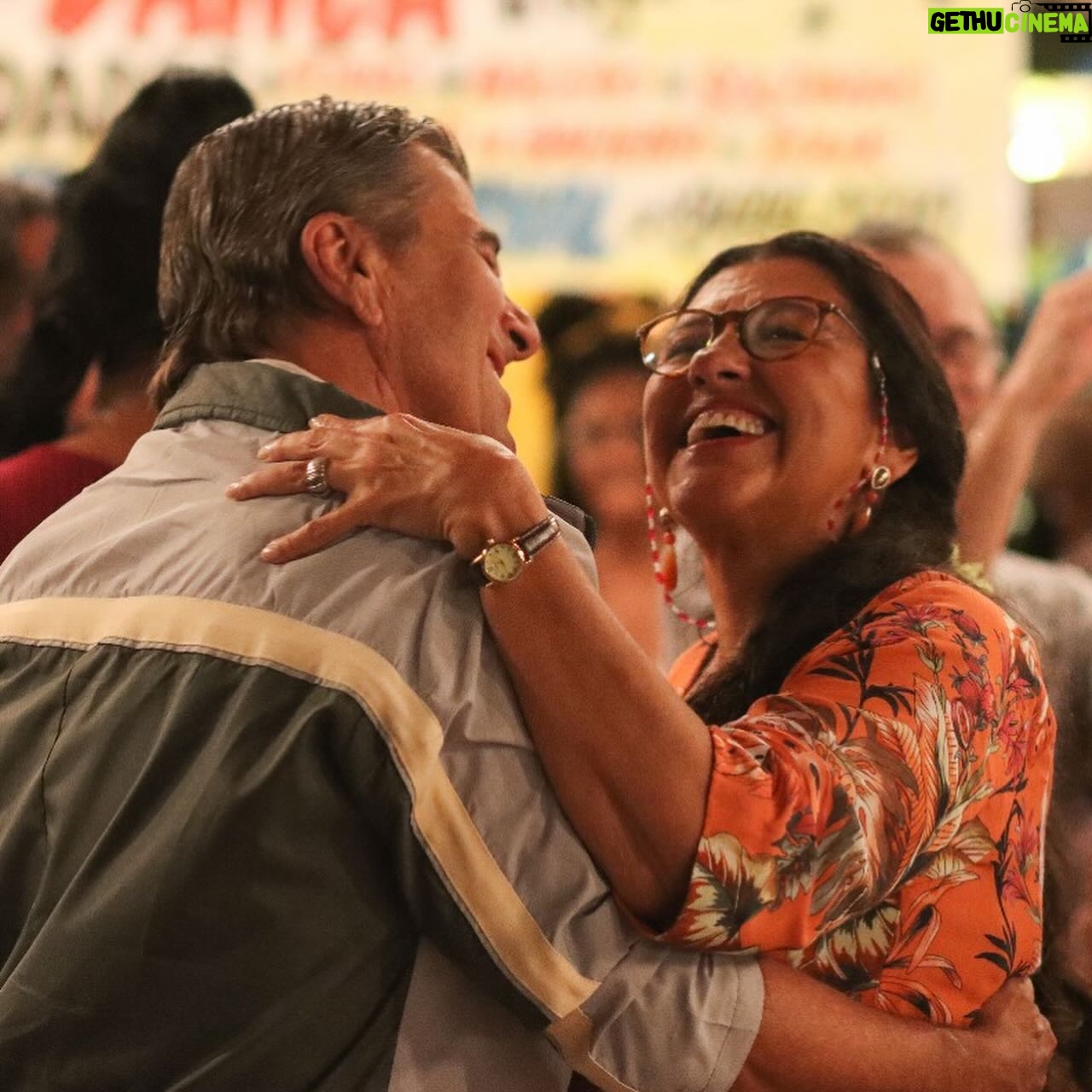 Regina Casé Instagram - Sextou com um convite muito especial pra quem, assim como eu, que estava com saudade da Dona Lurdes! O reencontro com a nova versão dessa super mãe, que descobriu que a vida vai muito além de cuidar dos filhos, está marcado em todos os @cinemarkoficial do Brasil! DONA LURDES, O FILME JÁ ESTÁ EM CARTAZ! Viva o amor! Bora pro cinema?? 🍿🎥 #ReginaCase #DonaLurdesOFilme #AmorDeMae #CinemaBrasileiro