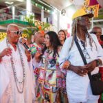 Regina Casé Instagram – Nesta hora eu chorei mesmo! 
Sempre sonhei juntar meus amigos da Bahia com os do Rio!
Todos disseram que não dava pra vir e eu morri de pena… 
De repente ouço a voz de @aloisiomenezesoficial , @portella.acucar e @vekoaraujo com aquele sombreiro lindo do @cortejoafro ! 
Que felicidade poder apresentar essa gente que eu amo tanto de lá pra todos que amo tanto daqui, como esses daí… juntar @donadamangueira , @ivanirdossantos.rio , @vovodoile_oficial e muito mais! 
Obrigada, Yoyô! Por ter me dado mais esse presente! 
Foi lindo demais esse encontro!
E justamente LÁ… Na @mangueira_oficial ! Onde o Rio é mais baiano! 🩷💚

📸: @leandrojorasfoto 

#Case70 #ReginaCase