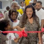 Regina Casé Instagram - Gente, quando eu lembro o que foi a minha chegada no Rio, vinda de Boston e Nova York… Dois voos, chegada em São Paulo às cinco da manhã, esperar até às nove, aterrissar no Galeão… Sair correndo para o salão para me recauchutar, unha e cabelo… A sorte é que eu fiz um pit stop em casa e ganhei o abraço mais gostoso do mundo. Depois, subi o Morro do Cantagalo para inaugurar a Biblioteca Regina Casé. Foi uma alegria, mas também gastei muita energia. Recebi muitos beijos, mas também dei um milhão de abraços. Na sequência, fui com @beneditazerbini para o lançamento do livro do pai dela, @luizpzerbini , na @carpintaria.rj Voltei para casa correndo, cabelo, maquiagem… Fui para o aniversário de casamento dos queridos amigos @annybmeisler e @RonyMeisler, no Copacabana Palace. E ainda dei de cara com o show do meu compadre @xandedepilares lá. Já viu, mesmo exausta, sambei para caramba!! Nem eu acredito que consegui fazer isso tudo.