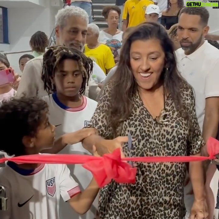Regina Casé Instagram - Gente, quando eu lembro o que foi a minha chegada no Rio, vinda de Boston e Nova York… Dois voos, chegada em São Paulo às cinco da manhã, esperar até às nove, aterrissar no Galeão… Sair correndo para o salão para me recauchutar, unha e cabelo… A sorte é que eu fiz um pit stop em casa e ganhei o abraço mais gostoso do mundo. Depois, subi o Morro do Cantagalo para inaugurar a Biblioteca Regina Casé. Foi uma alegria, mas também gastei muita energia. Recebi muitos beijos, mas também dei um milhão de abraços. Na sequência, fui com @beneditazerbini para o lançamento do livro do pai dela, @luizpzerbini , na @carpintaria.rj Voltei para casa correndo, cabelo, maquiagem… Fui para o aniversário de casamento dos queridos amigos @annybmeisler e @RonyMeisler, no Copacabana Palace. E ainda dei de cara com o show do meu compadre @xandedepilares lá. Já viu, mesmo exausta, sambei para caramba!! Nem eu acredito que consegui fazer isso tudo.