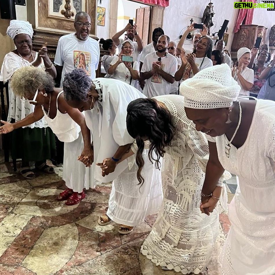 Regina Casé Instagram - Ontem foi dia de agradecer ! Que benção ver nossa Pretinha tão bem! Uma celebração linda e cheia de emoção nessa que é quase minha segunda casa aqui na Bahia… @irmandadedoshomenspretos Rezar cantando e sambando é o OURO! Viva @pretagil 🤍 📸: @agenciabrazilnews #ReginaCase #Salvador #PretaGil