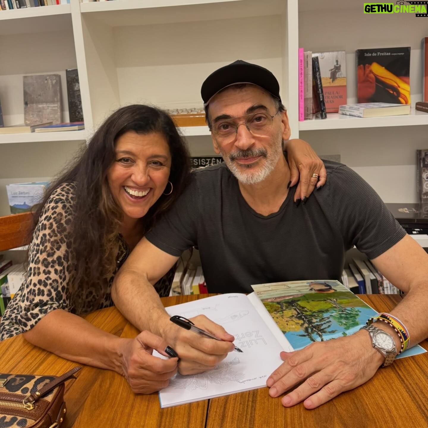 Regina Casé Instagram - Gente, quando eu lembro o que foi a minha chegada no Rio, vinda de Boston e Nova York… Dois voos, chegada em São Paulo às cinco da manhã, esperar até às nove, aterrissar no Galeão… Sair correndo para o salão para me recauchutar, unha e cabelo… A sorte é que eu fiz um pit stop em casa e ganhei o abraço mais gostoso do mundo. Depois, subi o Morro do Cantagalo para inaugurar a Biblioteca Regina Casé. Foi uma alegria, mas também gastei muita energia. Recebi muitos beijos, mas também dei um milhão de abraços. Na sequência, fui com @beneditazerbini para o lançamento do livro do pai dela, @luizpzerbini , na @carpintaria.rj Voltei para casa correndo, cabelo, maquiagem… Fui para o aniversário de casamento dos queridos amigos @annybmeisler e @RonyMeisler, no Copacabana Palace. E ainda dei de cara com o show do meu compadre @xandedepilares lá. Já viu, mesmo exausta, sambei para caramba!! Nem eu acredito que consegui fazer isso tudo.