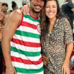 Regina Casé Instagram – Desde pequenininha eu sei que meu destino é ser onça… ❤️🐆
Sempre quis ser onça, sempre me vesti de onça
Tenho de escova de dente a touca de banho, passando por vestido, calça, camisa, guarda-chuva, óculos…
TUDO de oncinha!
Todo mundo que vê alguma coisa assim lembra de mim e me dá de presente, o que eu ADORO!
Fiz um espetáculo que eu amo, chamado “Recital da Onça”, que terminava com o magnifico “Meu tio o Iauaretê” de Guimarães Rosa…
Tinha vários textos de um outro autor meu amigo, que eu tanto admiro… Alberto Mussa.
Não é que a Grande Rio tomou seu livro “Meu Destino É Ser Onça” como enredo do carnaval do ano que vem??
É claro que todo mundo pensou em mim!
E fiquei muito, mas muito feliz com esse convite…
Mas, mais ainda com o jeito que Caxias me recebeu ontem à noite! 
Quanto carinho, quanta alegria!
Agradeço a todos! A cada componente, a diretoria, presidência… A TODOS! 
Pelos olhares, beijos, abraços, aplausos… Vocês foram MARAVILHOSOS!
Quando me deram o microfone, de improviso, disse algumas palavras, que depois assistindo achei que resumiam bem meu sentimento…
“O carnaval é o momento em que a gente pode se fortalecer e ficar potente para lutar com TUDO. 
Para que o Brasil não seja um país “desONÇAdo”. 
A onça não é só um ícone, um símbolo, acho que ela resume muito tudo o que a gente ama e a que a gente não pode deixar se acabar no Brasil: 
As matas, a água, os animais, as árvores, as crianças que amam nossas onças, as festas… 
Mesmo no meio de momentos difíceis onde parece que a gente não tem perspectiva…
Um grande dom que temos é saber fazer do sofrimento nossas festas!”
VIVA NOSSAS FESTAS!
VIVA NOSSO CARNAVAL! 
VIVA A ONÇA!