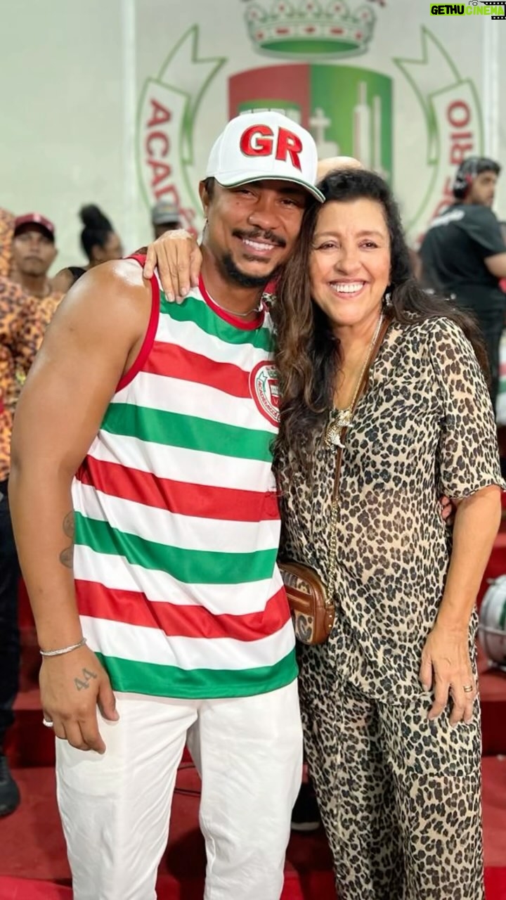 Regina Casé Instagram - Desde pequenininha eu sei que meu destino é ser onça... ❤️🐆 Sempre quis ser onça, sempre me vesti de onça Tenho de escova de dente a touca de banho, passando por vestido, calça, camisa, guarda-chuva, óculos... TUDO de oncinha! Todo mundo que vê alguma coisa assim lembra de mim e me dá de presente, o que eu ADORO! Fiz um espetáculo que eu amo, chamado “Recital da Onça”, que terminava com o magnifico “Meu tio o Iauaretê” de Guimarães Rosa... Tinha vários textos de um outro autor meu amigo, que eu tanto admiro... Alberto Mussa. Não é que a Grande Rio tomou seu livro “Meu Destino É Ser Onça” como enredo do carnaval do ano que vem?? É claro que todo mundo pensou em mim! E fiquei muito, mas muito feliz com esse convite... Mas, mais ainda com o jeito que Caxias me recebeu ontem à noite! Quanto carinho, quanta alegria! Agradeço a todos! A cada componente, a diretoria, presidência... A TODOS! Pelos olhares, beijos, abraços, aplausos... Vocês foram MARAVILHOSOS! Quando me deram o microfone, de improviso, disse algumas palavras, que depois assistindo achei que resumiam bem meu sentimento... “O carnaval é o momento em que a gente pode se fortalecer e ficar potente para lutar com TUDO. Para que o Brasil não seja um país “desONÇAdo”. A onça não é só um ícone, um símbolo, acho que ela resume muito tudo o que a gente ama e a que a gente não pode deixar se acabar no Brasil: As matas, a água, os animais, as árvores, as crianças que amam nossas onças, as festas... Mesmo no meio de momentos difíceis onde parece que a gente não tem perspectiva... Um grande dom que temos é saber fazer do sofrimento nossas festas!” VIVA NOSSAS FESTAS! VIVA NOSSO CARNAVAL! VIVA A ONÇA!
