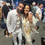 Regina Casé Instagram – Foram três escolas, um salto triplo!

Primeiro, a Grande Rio,
 @granderio ❤️🤍💚onde eu vim de Onça e foi uma coisa tão linda! Obrigada pelo convite e pelo carinho!

Depois, na querida Mocidade
 @mocidadeoficial 💚🤍, representando Tarsila do Amaral. Olha que honra! Muito bom voltar a estar perto de vcs!

E, na sequência, a emoção de estar junto com todos os amigos, na maravilhosa @mangueira_oficial homenageando nossa amada Alcione!
@alcioneamarrom 🩷💚
Tudo isso foi um banho de felicidade! 

Eu vou torcer por todas elas! 
Que a escolha seja justa e feliz!
Já faz tempo que eu desisti de escolher uma só, no meu coração cabe todo o carnaval do Rio de Janeiro, 
cabem todas as escolas… 
Por mim eu saía em todas! 
Porque eu amo mesmo é o samba
 e o povo na rua!!!