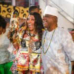 Regina Casé Instagram – Nesta hora eu chorei mesmo! 
Sempre sonhei juntar meus amigos da Bahia com os do Rio!
Todos disseram que não dava pra vir e eu morri de pena… 
De repente ouço a voz de @aloisiomenezesoficial , @portella.acucar e @vekoaraujo com aquele sombreiro lindo do @cortejoafro ! 
Que felicidade poder apresentar essa gente que eu amo tanto de lá pra todos que amo tanto daqui, como esses daí… juntar @donadamangueira , @ivanirdossantos.rio , @vovodoile_oficial e muito mais! 
Obrigada, Yoyô! Por ter me dado mais esse presente! 
Foi lindo demais esse encontro!
E justamente LÁ… Na @mangueira_oficial ! Onde o Rio é mais baiano! 🩷💚

📸: @leandrojorasfoto 

#Case70 #ReginaCase