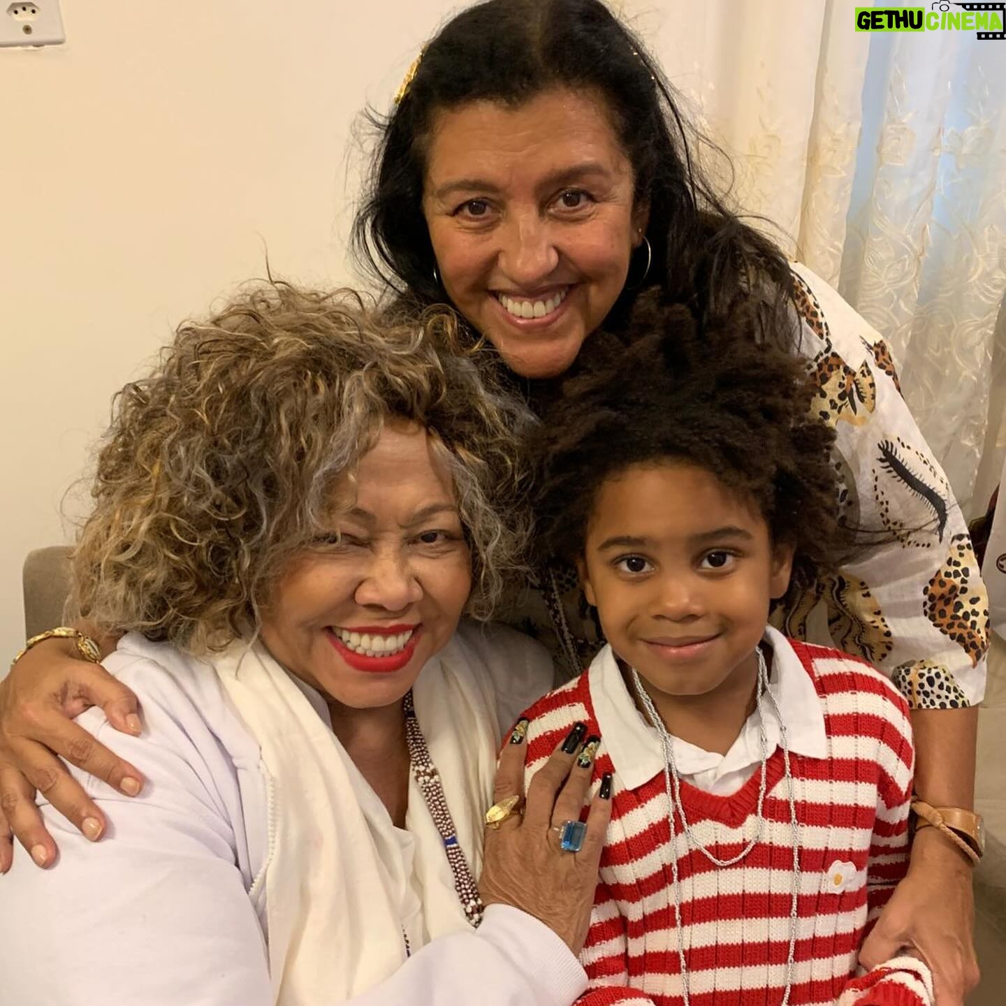 Regina Casé Instagram - Hoje é dia da Marrom! Que alegria quando a gente se encontra na avenida, na festa, no samba, na fé…!! Que mulher é essa, minha gente! Que coisa maravilhosa! Que potência! Que coisa linda e vitoriosa! Sou apaixonada por ela! Feliz aniversário, @alcioneamarrom! ❤️🎉