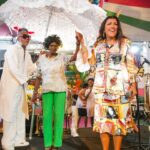 Regina Casé Instagram – Nesta hora eu chorei mesmo! 
Sempre sonhei juntar meus amigos da Bahia com os do Rio!
Todos disseram que não dava pra vir e eu morri de pena… 
De repente ouço a voz de @aloisiomenezesoficial , @portella.acucar e @vekoaraujo com aquele sombreiro lindo do @cortejoafro ! 
Que felicidade poder apresentar essa gente que eu amo tanto de lá pra todos que amo tanto daqui, como esses daí… juntar @donadamangueira , @ivanirdossantos.rio , @vovodoile_oficial e muito mais! 
Obrigada, Yoyô! Por ter me dado mais esse presente! 
Foi lindo demais esse encontro!
E justamente LÁ… Na @mangueira_oficial ! Onde o Rio é mais baiano! 🩷💚

📸: @leandrojorasfoto 

#Case70 #ReginaCase