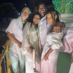 Regina Casé Instagram – Foram três escolas, um salto triplo!

Primeiro, a Grande Rio,
 @granderio ❤️🤍💚onde eu vim de Onça e foi uma coisa tão linda! Obrigada pelo convite e pelo carinho!

Depois, na querida Mocidade
 @mocidadeoficial 💚🤍, representando Tarsila do Amaral. Olha que honra! Muito bom voltar a estar perto de vcs!

E, na sequência, a emoção de estar junto com todos os amigos, na maravilhosa @mangueira_oficial homenageando nossa amada Alcione!
@alcioneamarrom 🩷💚
Tudo isso foi um banho de felicidade! 

Eu vou torcer por todas elas! 
Que a escolha seja justa e feliz!
Já faz tempo que eu desisti de escolher uma só, no meu coração cabe todo o carnaval do Rio de Janeiro, 
cabem todas as escolas… 
Por mim eu saía em todas! 
Porque eu amo mesmo é o samba
 e o povo na rua!!!