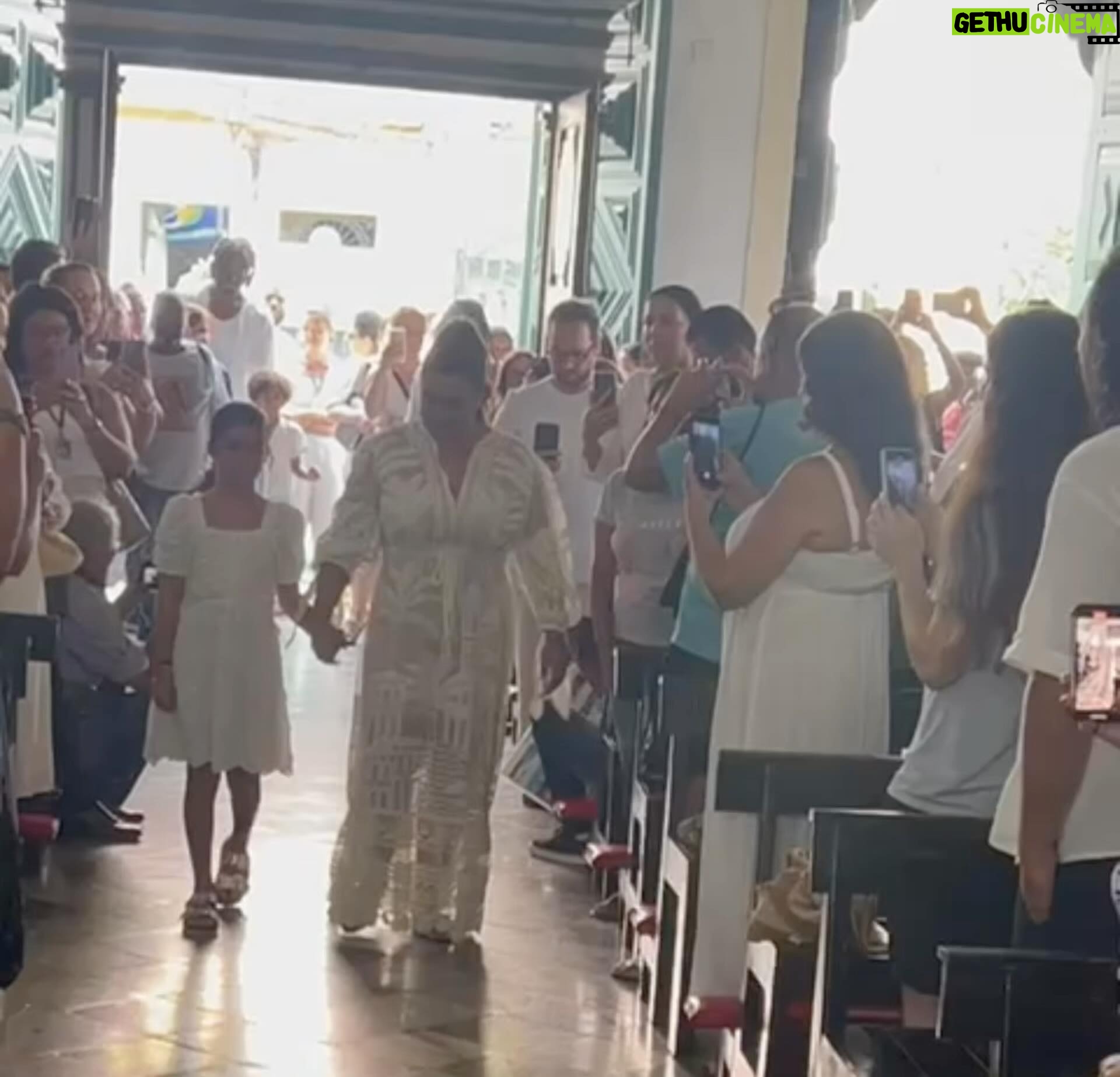 Regina Casé Instagram - Ontem foi dia de agradecer ! Que benção ver nossa Pretinha tão bem! Uma celebração linda e cheia de emoção nessa que é quase minha segunda casa aqui na Bahia… @irmandadedoshomenspretos Rezar cantando e sambando é o OURO! Viva @pretagil 🤍 📸: @agenciabrazilnews #ReginaCase #Salvador #PretaGil