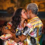 Regina Casé Instagram – Um dos momentos mais emocionantes da minha festa foi quando o Yoyô subiu no palco e, ao som de Fogo e Paixão, fez essa declaração de amor. 
Te amo, Yoyô! ❤️
*********^^^^******^^^^^^******^^^^^
Amor de uma vida se constrói durante uma vida. Um sentimento recíproco que pulsa dentro do coração e se espalha pelo corpo todo. E tão gigante que consegue ultrapassar todos os desafios e dramas, que são inevitáveis, além das dificuldades do dia-a-dia, coisas pequenas que podem ser, num momento de desespero, a gota d’água. Mas nosso copo é grande e largo, como o lago do amor.
E quando está tudo em paz, é a maior maravilha do mundo! Ter uma parceira para encarar esse mundo louco. O colo num dia daqueles… O carinho que vem do nada, sem pedir nada em troca… Uma conversa que põe tudo no lugar… E, porque não, um 5ex0 gostoso!
Quem casa quer casa. Quem quer casa, quer criança.
Hoje somos uma família com filha, filho, neto, genro e amigos.
Parabéns Yaya!

📸: @leandrojorasfoto