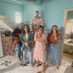 Regina Casé Instagram – ACABOU! 
Ontem terminamos um trabalho lindo! 
Que delícia e privilégio viver Dona Lurdes mais uma vez! 
Maravilhoso encontrar meus amores no set para contarmos mais histórias juntos ❤️
Não sei nem por onde começar a agradecer…
Vou pelo caminho de agradecer a @manueladiasautora , ao diretor @crismarquesreis e TODA essa equipe apaixonante que trabalhou tanto e tão lindamente para fazer esse filme acontecer! 
Agradecer ao elenco (que eu estava morrendo de saudade) e aos meus novos e maravilhosos parceiros de cena!
Teve dancinha e muito amor! 
Mal posso esperar para ver com vocês! 
Imagina só Dona Lurdes na telona??? 😍😍
Obrigada, mais uma vez, a todos!
Dona Lurdes, o Filme, em breve nos cinemas! ❤️ 

#ReginaCase #AmorDeMae #DonaLurdesOFilme