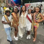 Regina Casé Instagram – Foram três escolas, um salto triplo!

Primeiro, a Grande Rio,
 @granderio ❤️🤍💚onde eu vim de Onça e foi uma coisa tão linda! Obrigada pelo convite e pelo carinho!

Depois, na querida Mocidade
 @mocidadeoficial 💚🤍, representando Tarsila do Amaral. Olha que honra! Muito bom voltar a estar perto de vcs!

E, na sequência, a emoção de estar junto com todos os amigos, na maravilhosa @mangueira_oficial homenageando nossa amada Alcione!
@alcioneamarrom 🩷💚
Tudo isso foi um banho de felicidade! 

Eu vou torcer por todas elas! 
Que a escolha seja justa e feliz!
Já faz tempo que eu desisti de escolher uma só, no meu coração cabe todo o carnaval do Rio de Janeiro, 
cabem todas as escolas… 
Por mim eu saía em todas! 
Porque eu amo mesmo é o samba
 e o povo na rua!!!