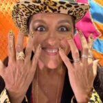 Regina Casé Instagram – Pense numa onça feliz! 🐆
Quero agradecer à @granderio 
Por ter me acolhido com tanto carinho
Agradeço também ao carnaval do Rio de Janeiro Por me alimentar de energia para o ano inteiro
E agradeço Mais uma vez ao samba Que me sustenta e me cura! 
Bora minha gente que hoje tem mais!!!
Daqui a pouco venho no começo da minha queridíssima @mocidadeoficial.
E, mais tarde, aceitei o convite da nossa adorada @alcioneamarrom pra vir com ela na @mangueira_oficial que a gente tanto Ama! 🐆❤️

#ReginaCase #Carnaval #GrandeRio