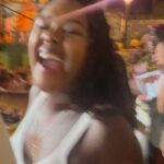 Regina Casé Instagram - Papai @xandedepilares mamãe @mikimbeth e a dinda aqui vão mostrar pra Estrela quando ela nascer,como foi linda essa primeira viagem dela pra Bahia ,ainda na barriga!!!❤️❤️❤️acham que ela tá curtindo Salvador?😅😍