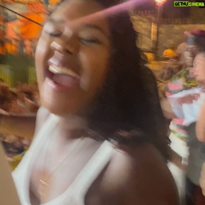 Regina Casé Instagram - Papai @xandedepilares mamãe @mikimbeth e a dinda aqui vão mostrar pra Estrela quando ela nascer,como foi linda essa primeira viagem dela pra Bahia ,ainda na barriga!!!❤️❤️❤️acham que ela tá curtindo Salvador?😅😍