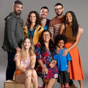 Regina Casé Instagram - ACABOU! 
Ontem terminamos um trabalho lindo! 
Que delícia e privilégio viver Dona Lurdes mais uma vez! 
Maravilhoso encontrar meus amores no set para contarmos mais histórias juntos ❤️
Não sei nem por onde começar a agradecer…
Vou pelo caminho de agradecer a @manueladiasautora , ao diretor @crismarquesreis e TODA essa equipe apaixonante que trabalhou tanto e tão lindamente para fazer esse filme acontecer! 
Agradecer ao elenco (que eu estava morrendo de saudade) e aos meus novos e maravilhosos parceiros de cena!
Teve dancinha e muito amor! 
Mal posso esperar para ver com vocês! 
Imagina só Dona Lurdes na telona??? 😍😍
Obrigada, mais uma vez, a todos!
Dona Lurdes, o Filme, em breve nos cinemas! ❤️ 

#ReginaCase #AmorDeMae #DonaLurdesOFilme