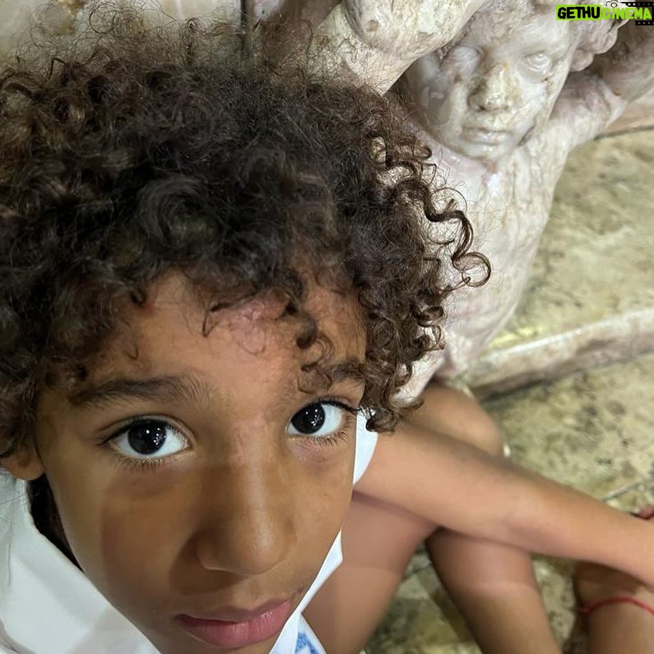 Regina Casé Instagram - Ontem foi dia de agradecer ! Que benção ver nossa Pretinha tão bem! Uma celebração linda e cheia de emoção nessa que é quase minha segunda casa aqui na Bahia… @irmandadedoshomenspretos Rezar cantando e sambando é o OURO! Viva @pretagil 🤍 📸: @agenciabrazilnews #ReginaCase #Salvador #PretaGil