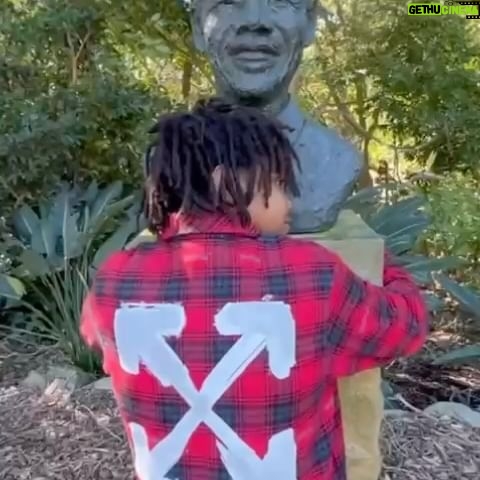 Regina Casé Instagram - Seja no Brasil ou viajando pelo mundo… Sempre fiz questão de mostrar aos meus filhos a importância, a grandeza e a beleza do imenso legado das culturas negras, que aqui desembarcaram, mesmo que envoltas em tanto sofrimento. Eu ensino a eles e procuro despertar sempre a sua CONSCIÊNCIA NEGRA E eles me ensinam diariamente mesmo que, algumas vezes, através do sofrimento e do racismo, como vigiar, cuidar e desenvolver práticas antirracistas e jamais perder a MINHA CONSCIÊNCIA NEGRA. Hoje é um dia importante para pensar e refletir sobre isso! No vídeo: - @conceicaoevaristooficial - @apitta73 - Mãe Carmen do Gantois - @vovodoile_oficial - @manobrown - Rei dos Achantis de Gana