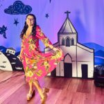 Regina Casé Instagram – ACABOU! 
Ontem terminamos um trabalho lindo! 
Que delícia e privilégio viver Dona Lurdes mais uma vez! 
Maravilhoso encontrar meus amores no set para contarmos mais histórias juntos ❤️
Não sei nem por onde começar a agradecer…
Vou pelo caminho de agradecer a @manueladiasautora , ao diretor @crismarquesreis e TODA essa equipe apaixonante que trabalhou tanto e tão lindamente para fazer esse filme acontecer! 
Agradecer ao elenco (que eu estava morrendo de saudade) e aos meus novos e maravilhosos parceiros de cena!
Teve dancinha e muito amor! 
Mal posso esperar para ver com vocês! 
Imagina só Dona Lurdes na telona??? 😍😍
Obrigada, mais uma vez, a todos!
Dona Lurdes, o Filme, em breve nos cinemas! ❤️ 

#ReginaCase #AmorDeMae #DonaLurdesOFilme