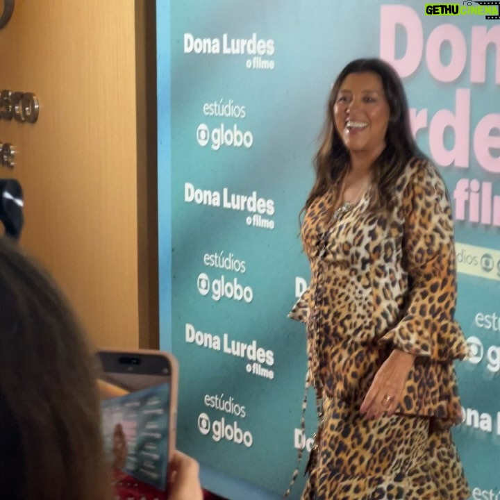 Regina Casé Instagram - Quinta-feira, dia 28 de março, chega ao cinema Dona Lurdes, o filme! Ontem tivemos uma noite de pré-estreia para a equipe! E foi tão amoroso e bonito quanto nas filmagens. Agradeço a todos os parceiros, muitos se tornaram amigos, outros quase da família... Rever os antigos companheiros que juntos atravessaram a pandemia, as duas fases da novela... E ter a chance de estar de novo em encontro com atores e atrizes maravilhosos! E festejar os novos encontros! Quanto amor! Amor de mãe! Amor de Dona Lurdes! O filme é leve, engraçado, foi bom ver as pessoas saindo de lá como se tivesse recebido um colinho dessa mãe. Espero vocês na telona! ❤️ Quem vai assistir???