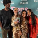 Regina Casé Instagram – Quinta-feira, dia 28 de março, chega ao cinema Dona Lurdes, o filme!
Ontem tivemos uma noite de pré-estreia para a equipe! 
E foi tão amoroso e bonito quanto nas filmagens. 
Agradeço a todos os parceiros, muitos se tornaram amigos, outros quase da família…
Rever os antigos companheiros que juntos atravessaram a pandemia, as duas fases da novela…
E ter a chance de estar de novo em encontro com atores e atrizes maravilhosos!
E festejar os novos encontros!
Quanto amor! 
Amor de mãe! 
Amor de Dona Lurdes!
O filme é leve, engraçado, foi bom ver as pessoas saindo de lá como se tivesse recebido um colinho dessa mãe. 
Espero vocês na telona! ❤️

Quem vai assistir???