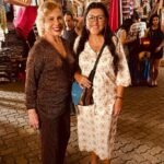 Regina Casé Instagram – ACABOU! 
Ontem terminamos um trabalho lindo! 
Que delícia e privilégio viver Dona Lurdes mais uma vez! 
Maravilhoso encontrar meus amores no set para contarmos mais histórias juntos ❤️
Não sei nem por onde começar a agradecer…
Vou pelo caminho de agradecer a @manueladiasautora , ao diretor @crismarquesreis e TODA essa equipe apaixonante que trabalhou tanto e tão lindamente para fazer esse filme acontecer! 
Agradecer ao elenco (que eu estava morrendo de saudade) e aos meus novos e maravilhosos parceiros de cena!
Teve dancinha e muito amor! 
Mal posso esperar para ver com vocês! 
Imagina só Dona Lurdes na telona??? 😍😍
Obrigada, mais uma vez, a todos!
Dona Lurdes, o Filme, em breve nos cinemas! ❤️ 

#ReginaCase #AmorDeMae #DonaLurdesOFilme
